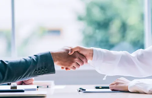 握手している写真